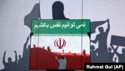 وضعیت مهاجرین افغان در ایران نیز خوب نیست. آنان از روش نادرست و خشن مسوولین امنیتی و حتی اجازه نیافتن به کار و درس شکایت دارند