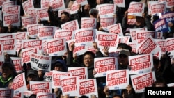 Demonstranti traže opoziv južnokorejskog predsjednika Yoon Suk Yeola u Seulu, 4. decembra.