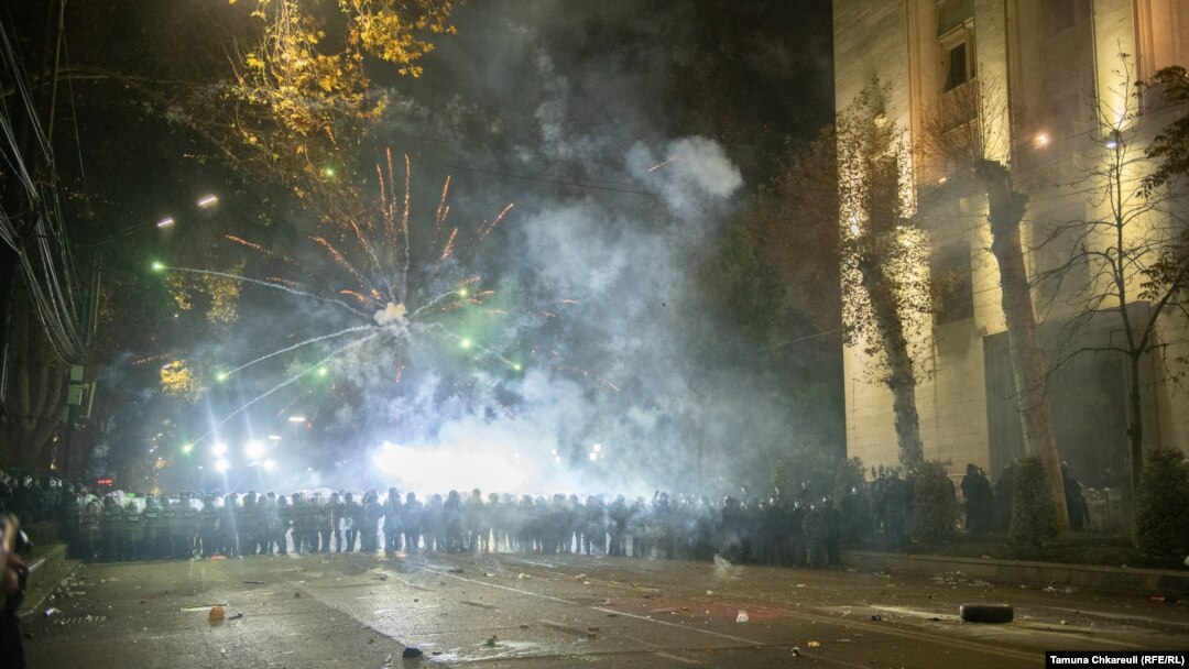 Specijalna policija ispred parlamenta u Tbilisiju, Gruzija, 1. decembar 2024.