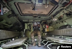 Військовослужбовець Збройних сил України з 47-ї окремої механізованої бригади «Магура» готує бойову машину піхоти M2 Bradley, вересень 2023 року