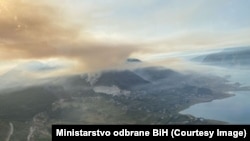 U Prozor-Rami gori borova šuma, te su na terenu vatrogasci kojima pomažu mještani.