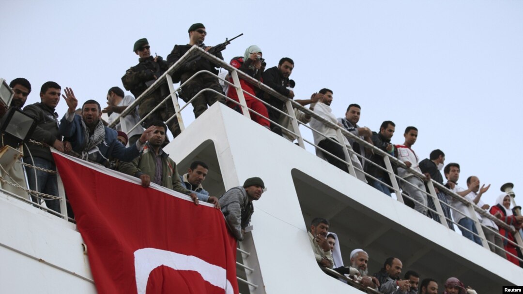 Turska zastava na brodu na kojem se nalazi 250 ranjenika iz libijskog grada Misurata prilikom dolaska u luku u Bengaziju, 3. april 2011.