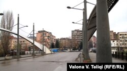 Most u Mitrovici koji deli grad na severni i južni deo
