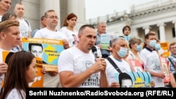 Акція на підтримку фрилансера Крим.Реалії Владислава Єсипенка. Київ, 6 липня 2021 року. З мікрофоном – кримчанин, колишній політв'язень Кремля, режисер Олег Сенцов