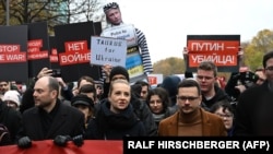 Ruski opozicioni političar Vladimir Kara-Murza, Julija Navaljnaja, udovica pokojnog ruskog opozicionog vođe Alekseja Navaljnog i ruski opozicioni političar Ilja Jašin na protestu u Berlinu, 17. novembar 2024.